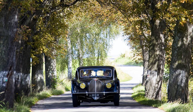 <strong>LOUIS VUITTON CLASSIC AWARDS 2010-2011｜ルイ・ヴィトン クラシック アワード2010-2011</strong>　2006年開催のルイ･ヴィトン クラシック ボエム・ランに参加したブガッティ57C。　（c）Louis Vuitton／ANTOINE JARRIER