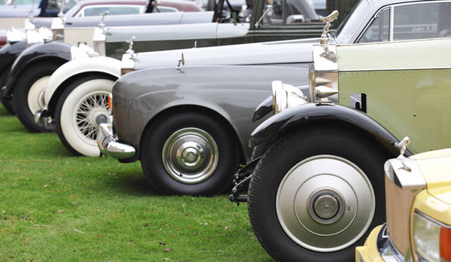 <strong>ROLLS-ROYCE｜ロールス・ロイス</strong>　スピリット・オブ・エクスタシー（フライング・レディ）を備わった名車たちが並ぶ圧巻の風景。