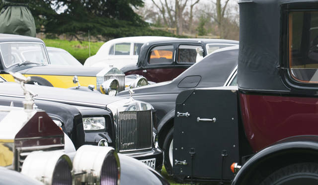 <strong>ROLLS-ROYCE｜ロールス・ロイス</strong>　1925年にIが登場して以来、ロールスロイスの最上級車として君臨する新旧のファントム。