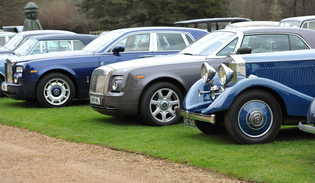 <strong>ROLLS-ROYCE｜ロールス・ロイス</strong>　現代のファントムにはセダンのほか、よりパーソナルなクーペやドロップヘッドクーペが存在する。