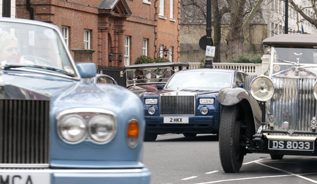 <strong>ROLLS-ROYCE｜ロールス・ロイス</strong>　今となっては懐かしい丸目4灯ヘッドライトをもつコーニッシュのすがたが見える。