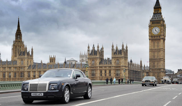 <strong>ROLLS-ROYCE｜ロールス・ロイス</strong>　ファントムクーペとビッグベン。後方にはロールス・ロイスとしては異色の1台、カマルグの姿も。