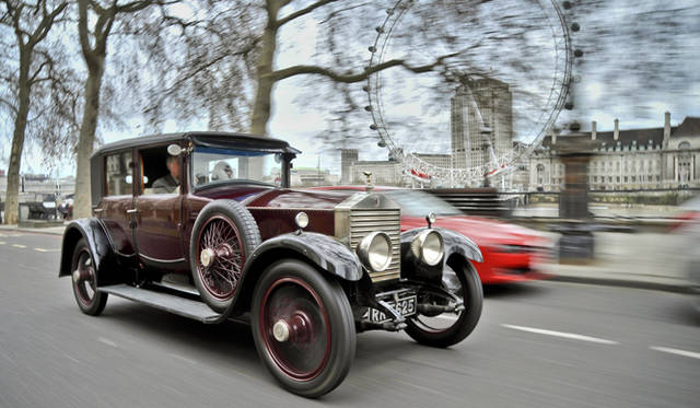 <strong>ROLLS-ROYCE｜ロールス・ロイス</strong>　日本では昭和のはじめにこれだけの堂々たる高級車がロンドンの街を走っていた。