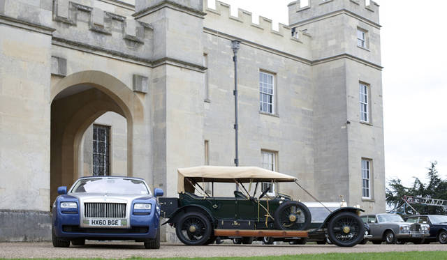 <strong>ROLLS-ROYCE｜ロールス・ロイス</strong>　100年の時を超えたロールスの歴史を飾る名車たち。真なかは 1911年製の40/50HPシルバー・ゴーストだろうか。