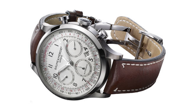 <strong>Baume & Mercier｜ボーム＆メルシエ</strong> タキメーター、テレメーター目盛り、レトロ感のあるリュウズやプッシュボタンなど一部共通のディテールを備えながら、フライバック機能付きモデルよりはぐっと現代的。「ケーブランド・クロノグラフ」36万7500円（6月発売予定）