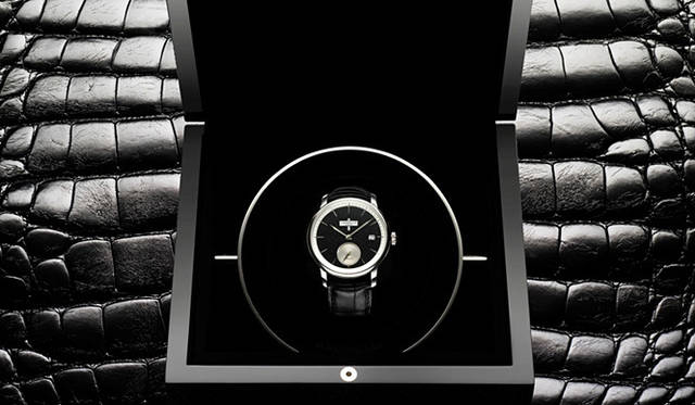 <strong>Dunhill｜ダンヒル</strong> ブラックタイ（タキシード）に合わせてデザインされた丸型のクラシックなフォーマルウォッチ。「ブラックダイアモンド“クラシック”ウォッチ」価格未定（10月～11月入荷予定）（ダンヒル／リシュモン F＆A ジャパン）