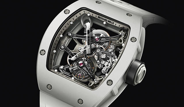 <strong>Richard Mille｜リシャール・ミル</strong> つねに正確な等時性を確保し、高い計時精度を保証する可変慣性フリースプラグテンプや、ゼンマイエネルギーの安定＆効率的な使用を実現した高速回転バレルなど、すべてがあたらしい。「RM038 トゥールビヨン バッバ・ワトソン」4567万5000円（10月発売予定）（リシャールミルジャパン）