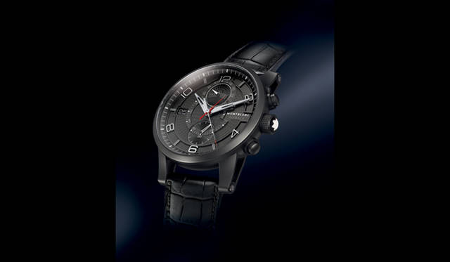 <strong>MONTBLANC｜モンブラン</strong> 分積算計を時針分針クロノ秒針と同軸に配置してあるため、通常の分を読み取る感覚で積算計が読め、その赤く短い針がクロノ秒針と同時にゼロ復帰する（クロノ秒針と分積算計がツイン＝一緒にフライバックする）機能が実現されている。「モンブラン タイムウォーカー ツインフライ クロノグラフ ブラックチタニウム」115万5000円（予価）（9月発売予定）（モンブラン／モンブラン GBU ジャパン）