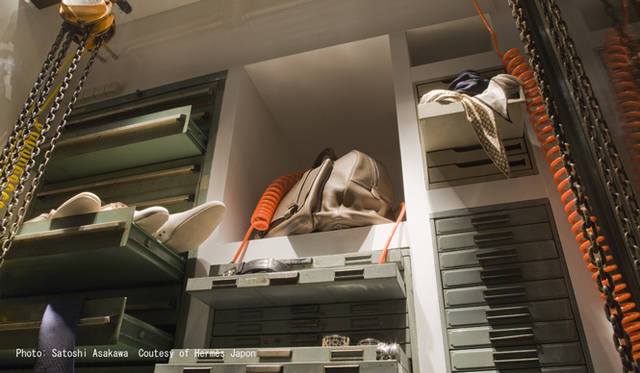 <strong>HERMÈS | エルメス</strong>　メゾンエルメスのウィンドウディスプレイをパラモデルが担当
