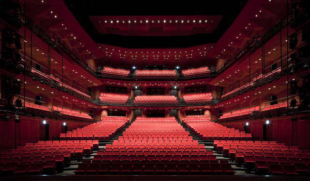 <strong>KAAT｜神奈川芸術劇場</strong>  最大1300席の巨大な馬蹄形のホールにはさまざまな仕掛けがほどこされており、多様化する現代舞台に対応する。