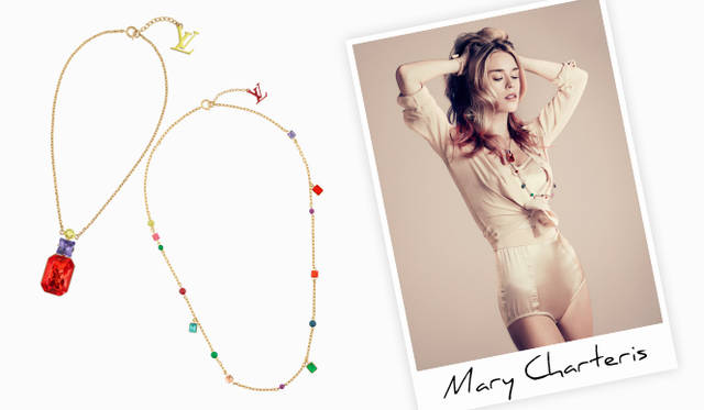 <strong>LOUIS VUITTON｜ルイ・ヴィトン</strong><br /><strong>Mary Charteris｜メアリー・チャータリス ＜London＞　貴族・ファッショニスタ</strong>　左／「パンダンティフ・コスモポリタン」ネックレス 5万3550円（参考価格）、右／「ソートワール・コスモポリタン」ロングネックレス 13万1250円（参考価格）（ともにルイ・ヴィトン） ※5月発売予定