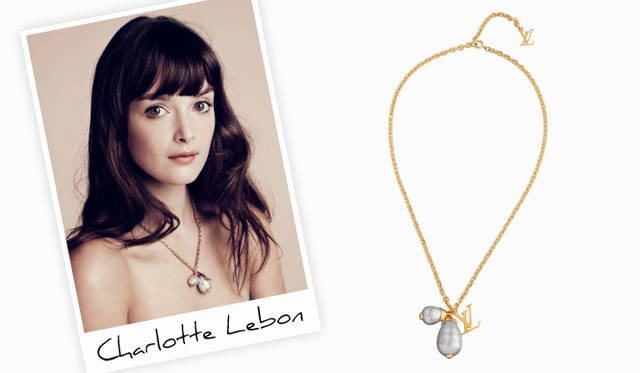<strong>LOUIS VUITTON｜ルイ・ヴィトン</strong><br /><strong>Charlotte Lebon｜シャルロット・ルボン ＜Paris＞　TVアナウンサー、イラストレーター</strong> ゴールドのメタルチェーンを組み合わせることで、より一層輝く質感を手に入れて。「パンダンティフ・ダミエ パール」ペンダント 5万5650円（ルイ・ヴィトン） ※4月発売予定