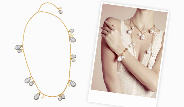 <strong>LOUIS VUITTON｜ルイ・ヴィトン</strong> 左／「ソートワール・ダミエ パール」ロングネックレス 15万5400円、右（model）／「ソートワール・ダミエ パール」ロングネックレス 15万5400円、「パンダンティフ・ダミエ パール」ネックレス 5万5650円、「プラスレ・ダミエ パール」ブレスレット 5万5650円（すべてルイ・ヴィトン） ※4月発売予定