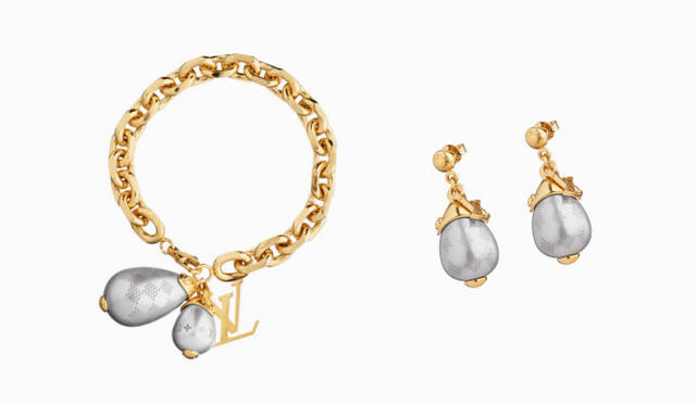 <strong>LOUIS VUITTON｜ルイ・ヴィトン</strong> 左／「プラスレ・ダミエ パール」ブレスレット 5万5650円、右／「ブックドレイユ・ダミエ パール」ピアス 4万4100円（ともにルイ・ヴィトン） ※4月発売予定
