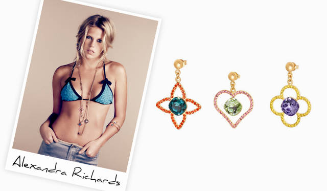 <strong>LOUIS VUITTON｜ルイ・ヴィトン</strong><br /><strong>Alexandra Richards｜アレキサンドラ・リチャーズ ＜New York＞　DJ、アーティスト、モデル</strong> 「アイ キャンディ」シリーズは、モノグラム・フラワーをカラフルに表現、そして中央にはミラーエフェクトをほどこしたストラスを配した。　左（model）／「ソートワール・アイ キャンディ」ネックレス 15万5400円、「ブラスレ・アイ キャンディ ロサンジェTPM」ブレスレット（レッド） 6万1950円、「ブラスレ・アイ キャンディ ロンTPM」ブレスレット（ブルー） 6万1950円、「クレオール・アイ キャンディ」ピアス 7万6650円、右／「ブック ドレイユ・アイ キャンディ」ピアス 4万2000円（すべてルイ・ヴィトン） ※4月発売予定