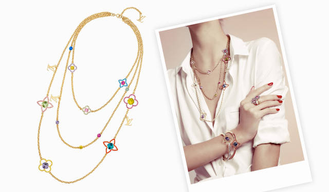 <strong>LOUIS VUITTON｜ルイ・ヴィトン</strong> 左／「ソートワール・アイ キャンディ」ネックレス 15万5400円、右（model）／「ソートワール・アイ キャンディ」ネックレス 15万5400円、「ブラスレ・アイ キャンディ ロサンジェTPM」ブレスレット（レッド） 6万1950円、「ブラスレ・アイ キャンディ ロンTPM」ブレスレット（ブルー） 6万1950円、「バーグ・アイ キャンディ」リング 5万5650円（すべてルイ・ヴィトン） ※4月発売予定