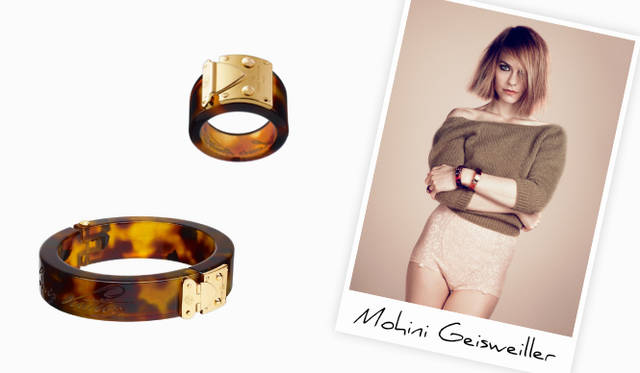 <strong>LOUIS VUITTON｜ルイ・ヴィトン</strong><br /><strong>Mohini Geisweiller｜モヒーニ・ゲイスウェイラー ＜Paris＞ 歌手</strong> 伝統的なルイ・ヴィトンのトランクの錠前からインスパイアされたメタルパーツをほどこした「ロック ミー」シリーズ。アールデコの要素も取り入れられ、シックに仕上がった。左下／「ブラスレ・ロック ミー」ブレスレット 5万5650円、左上／「バーグ・ロック ミー」リング　2万8350円（ともにルイ・ヴィトン） ※4月発売予定