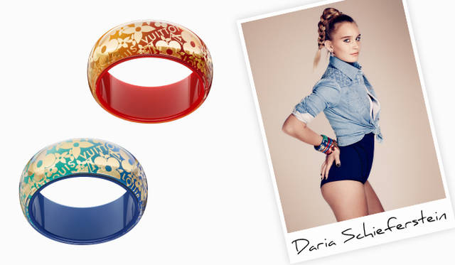 <strong>LOUIS VUITTON｜ルイ・ヴィトン</strong><br /><strong>Daria Schieferstein｜ダリア・シェファースタイン ＜New York＞ テニス選手</strong> レインボーグラデーションカラーが楽しい「トロピカル カクテル」。モノグラム・フラワーがより華やかに、ポップに解釈された。左上／「ブラスレ・トロピカル カクテルGM」ブレスレット（ルージュ） 4万5150円（参考価格）、左下／「ブラスレ・トロピカル カクテルGM」ブレスレット（ブルー） 4万5150円（参考価格）、右（model）／「ブラスレ・トロピカル カクテルGM」ブレスレット 各4万5150円（参考価格）、「ブラスレ・トロピカル カクテルTPM」ブレスレット 各3万3600円（参考価格）（すべてルイ・ヴィトン） ※5月発売予定