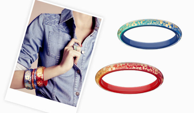 <strong>LOUIS VUITTON｜ルイ・ヴィトン</strong> 左（model）／「ブラスレ・トロピカル カクテルGM」ブレスレット 各4万5150円（参考価格）、「ブラスレ・トロピカル カクテルTPM」ブレスレット 各3万3600円（参考価格）、右上／「ブラスレ・トロピカル カクテルTPM」ブレスレット（ルージュ） 3万3600円（参考価格）、右下／「ブラスレ・トロピカル カクテルTPM」ブレスレット（ブルー） 3万3600円（参考価格）（すべてルイ・ヴィトン） ※5月発売予定