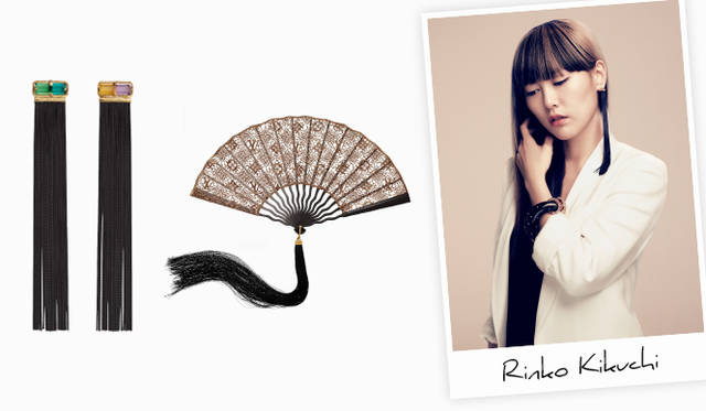 <strong>LOUIS VUITTON｜ルイ・ヴィトン</strong><br /><strong>Rinko Kikuchi｜菊地凛子 ＜Tokyo＞ 女優</strong> 左／「ブックル ドレイユ・シノワズリ」ピアス 12万4950円、真ん中／「エヴァンタイユ・シノワズリ」扇子 38万9550円（ともにルイ・ヴィトン）