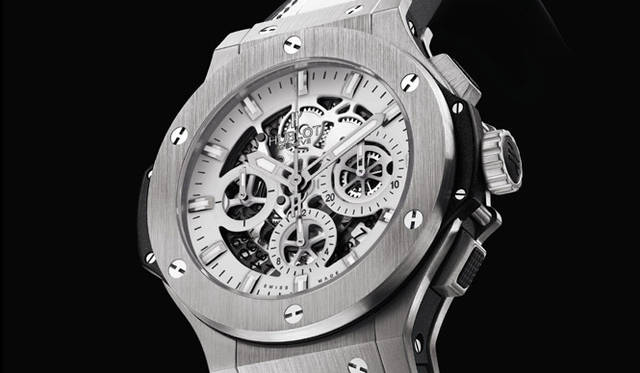 <strong>HUBLOT｜ウブロ</strong> スノーホワイトを基調にサテン仕上げのスチールで氷の冷たさを表現した。世界限定250本。
