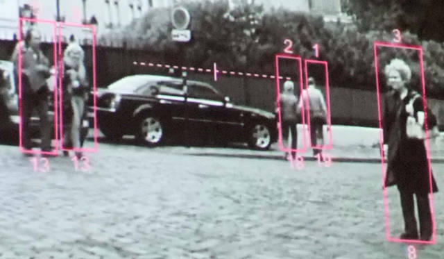 <strong>VOLVO S60｜ボルボ S60</strong>　ヒューマンセーフティをもちいて、ひとが立っていいる位置を捉えているところ。