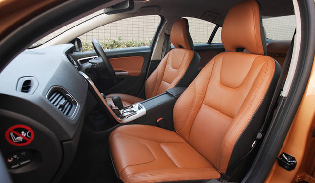 <strong>VOLVO S60｜ボルボ S60</strong>　T6 AED SE