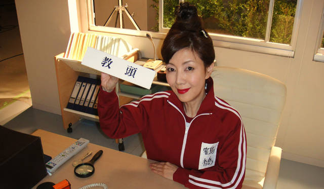 <strong>戸田恵子 連載</strong>｜厳しい教頭先生なので、衣裳は当然地味で露出は少なくカッチリ。持ち物はちょいと古風で、ハンカチをいつも手に持っている女性。そしてナチュラル志向の流行に逆らって真っ赤な口紅をあえて選びました。