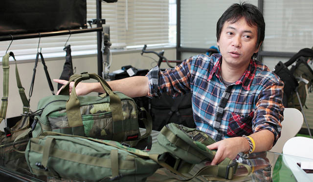 <strong>BRIEFING｜ブリーフィング</strong>　「Daniel&Bob（ダニエル＆ボブ）」の大ヒットアイテム「PIPPO（ピッポ）」シリーズはじめ、多くの人気商品を手がけてきたセルツリミテッド デザイン室 室長 小雀新秀氏。