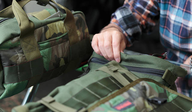 <strong>BRIEFING｜ブリーフィング</strong>　通常のコーデュラナイロンに比べ、より手触りが柔らかく、コーティングがしっかりしているぶん撥水効果も高いのが特徴の500デニールミリタリーコーデュラナイロン。このオーディーグリーンは、定番の「フライトライト」にはない新色！