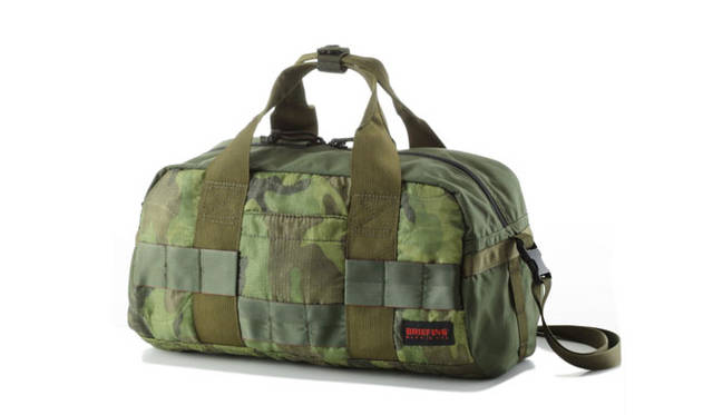 <strong>BRIEFING｜ブリーフィング</strong>　「FUSION DUFFLE（フュージョン ダッフル）」　コンパクトなサイズが魅力のボストンバッグ「ダッフル」。たとえば本を持ち歩いたり、ジムへ行ったり、普段の生活のなかで少し荷物が多い時に活躍するサイズは、容量はほしいけど邪魔になるほどのサイズは必要ないという方にぴったり。　価格｜1万6800円