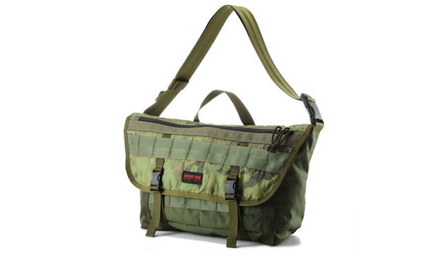 <strong>BRIEFING｜ブリーフィング</strong>　「FUSION FLAPPER（フュージョン フラッパー）」　ボディバッグのイメージで使えるコンパクトなメッセンジャーバッグ「フラッパー」。フラップ部分にもファスナーポケットを配置しあるので、出し入れする頻度の高い財布や携帯電話、定期などはフラップ部分に収納すると便利だろう。　価格｜1万7850円