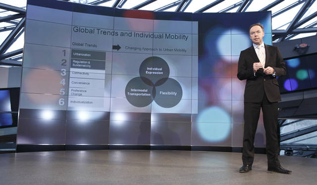 <strong>BMW i｜ビー・エム・ダブリュー i</strong>　プレゼンテーションをおこなうBMW AG取締役のイアン・ロバートソン。