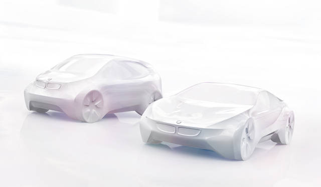 <strong>BMW i｜ビー・エム・ダブリュー i</strong>　写真左がBMW i3、右がBMW i8の模型。