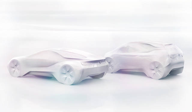 <strong>BMW i｜ビー・エム・ダブリュー i</strong>　写真左がBMW i3、右がBMW i8の模型。