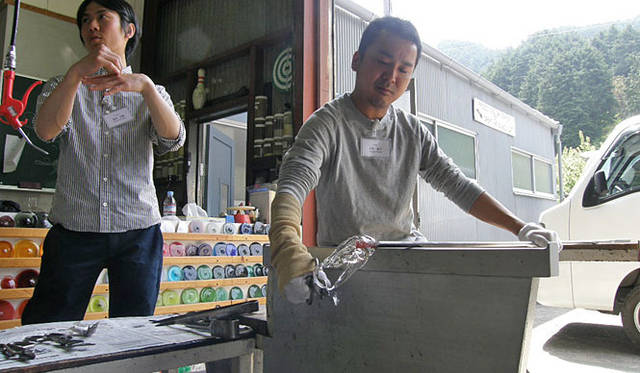 <strong>「fresco」グラスデザインワークショップ</strong>　昨年のワークショップの様子