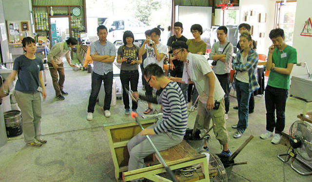 <strong>「fresco」グラスデザインワークショップ</strong>　昨年のワークショップの様子