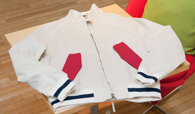 <strong>TOMORROWLAND｜トゥモローランド</strong>　「MACKINTOSH」×「KITSUNÉ」ドッグイヤーブルゾン　9万9750円（トゥモローランド）