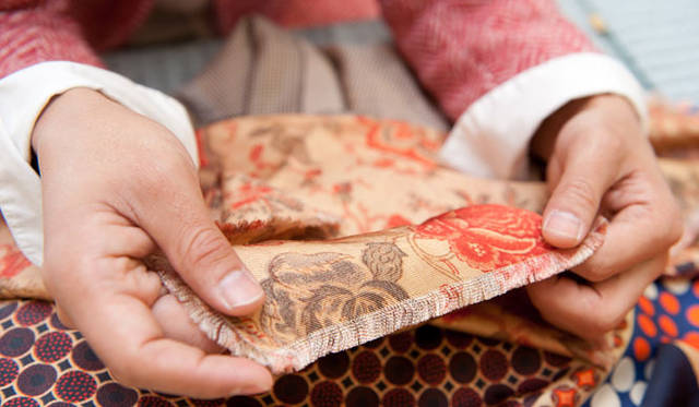 <strong>TOMORROWLAND｜トゥモローランド</strong>　「Pierre-Louis Mascia」ストール　左／2万8350円、中／2万8350円、右／3万1500円（トゥモローランド） 