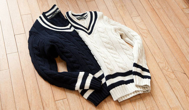 <strong>TOMORROWLAND｜トゥモローランド</strong>　「TOMORROWLAND Tricot」シールコットンVネックプルオーバー各2万2050円（トゥモローランド） 