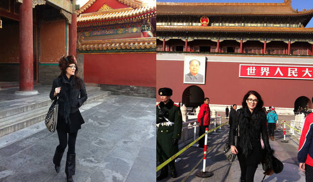 <strong>CATHERINE MALANDRINO｜キャサリン・マランドリーノのNEW YORK通信 vol.03</strong> 中国を旅したときのスタイル。フリンジレザーブルゾンにミニスカートをコーディネイト。ファーの帽子にビッグなメガネ、お気に入りのプレスリーバッグとともに。このレザーブルゾンはマドンナもご愛用。