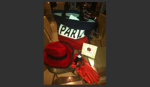 <strong>CATHERINE MALANDRINO｜キャサリン・マランドリーノのNEW YORK通信 vol.03</strong>　キャサリンの最近のお気に入りグッズ。トリコロールカラーのパイソンのビッグトートは2011年秋冬の新作。帽子と大きいメガネは親友のセリマがデザインしたもの。スカーフやレザーグローブも赤系で統一。個性的な大ぶりネックレスもこの秋の新作。そして美容に欠かせないのが、毎日愛飲している日本の「TUS-YA-BA-RA」。こちらにかんしては、後日詳しくご紹介。