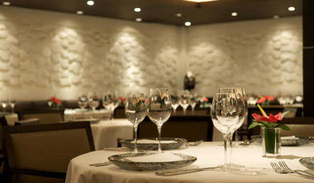 <strong>Rock My World !｜いま、旬な英国へ｜ベナレス・レストラン＆バー</strong>　一流レストランらしい心地よい緊張感に包まれる店内。