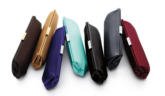 <strong>TIFFANY & CO.｜ティファニー</strong>　ティファニー ホリー クラッチ （サテン）（ティファニー ブルーとオニキス以外は日本未展開）　各7万4500円（すべてティファニー／ティファニー・アンド・カンパニージャパン・インク）