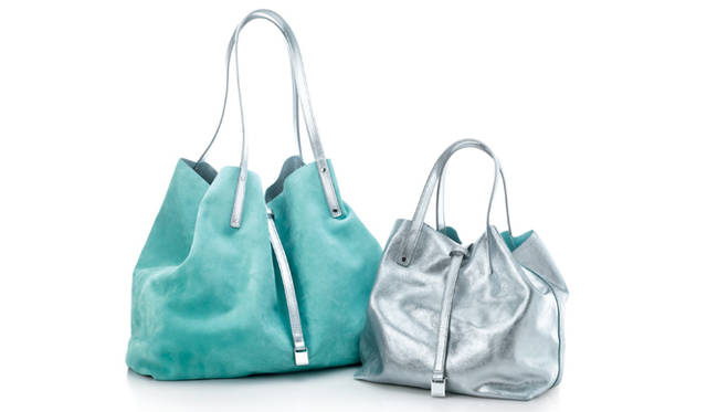 <strong>TIFFANY & CO.｜ティファニー</strong>　ＴＲＴ（ティファニー リバーシブル トート）　左から／4万9350円 [スモール]、7万4550円 [ラージ]（ともにティファニー／ティファニー・アンド・カンパニージャパン・インク）