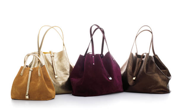 <strong>TIFFANY & CO.｜ティファニー</strong>　ＴＲＴ（ティファニー リバーシブル トート）　左から／キャメル＆ライトゴールド [スモール] 4万9350円、キャメル＆ライトゴールド [ラージ] 7万4550円、ガーネット（日本未展開）、エスプレッソ[ラージ]7万4550円（すべてティファニー／ティファニー・アンド・カンパニージャパン・インク）