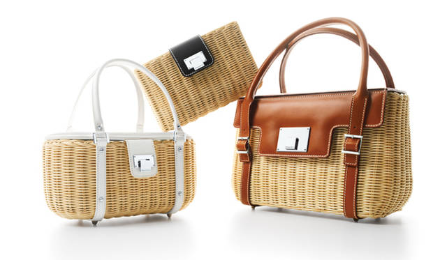 <strong>TIFFANY & CO.｜ティファニー</strong>　左から／ティファニー クレオ バゲット トップ ハンドル（ホワイト）9万8700円、ティファニー ブレイン クラッチ（オニキス）6万1950円、いちばん右のバッグは日本未展開（すべてティファニー／ティファニー・アンド・カンパニージャパン・インク）