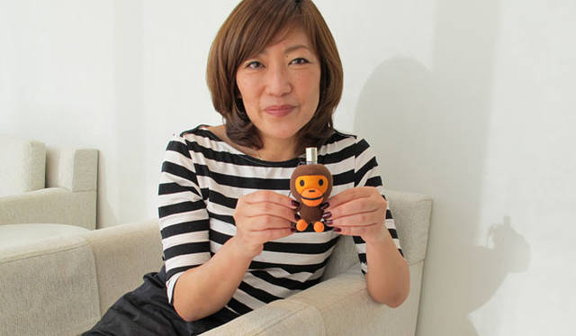 　 渡邉季穂さんが手にするのが、携帯ストラップ型ベイビーマイロ®ホルダー& uka nail oil 25:25。