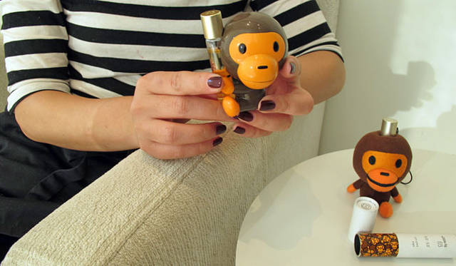 　 手に持っているのは、2月5日に発売された、ABS 卓上型ベイビーマイロ®ホルダー&uka nail oil 25:25。