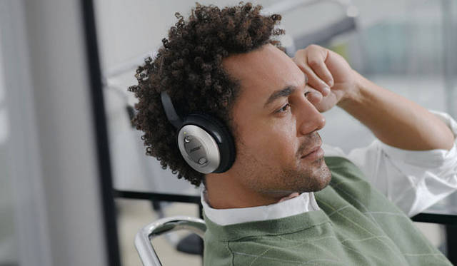 <strong>BOSE｜ボーズ</strong>　アラウンドイヤータイプ「QuietComfort<sup>®</sup>15」